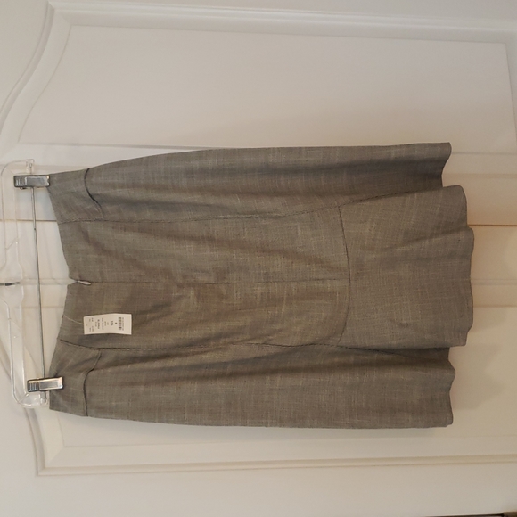 NWT White House Black Market Size 8 Grey Twill Pencil Skirt with ruffle back det - Picture 3 of 4